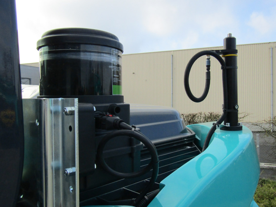   APK Wegenbouw N.V. uit Geel heeft, via De Bruycker-Kemp, opnieuw een Kobelco SK270SRLC-5E rupsgraafmachine met tweedelige giek in ontvangst genomen.