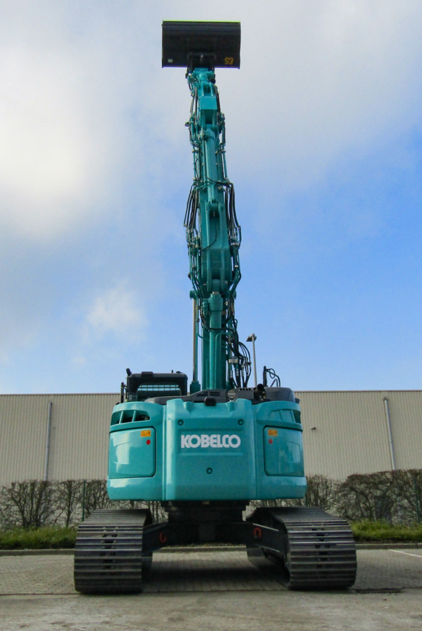 APK Wegenbouw N.V. uit Geel heeft, via De Bruycker-Kemp, opnieuw een Kobelco SK270SRLC-5E rupsgraafmachine met tweedelige giek in ontvangst genomen.