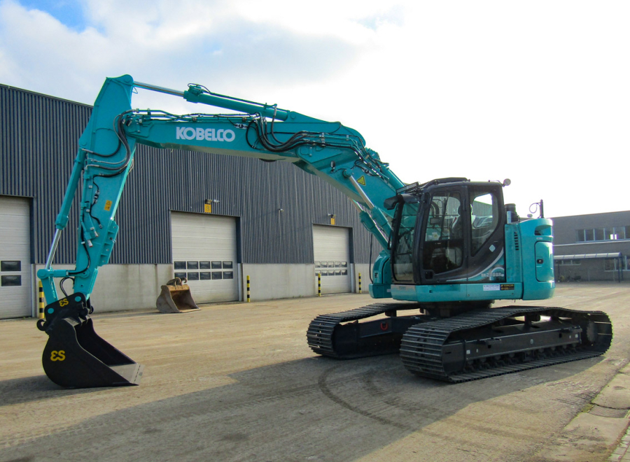 APK Wegenbouw N.V. uit Geel heeft, via De Bruycker-Kemp, opnieuw een Kobelco SK270SRLC-5E rupsgraafmachine met tweedelige giek in ontvangst genomen.